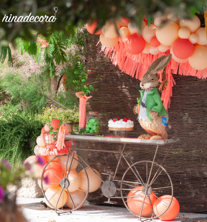 Mesa con globos para comunión